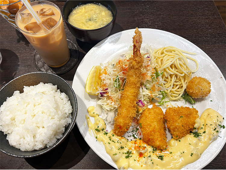 「洋食ツバキ亭」のミックスフライ