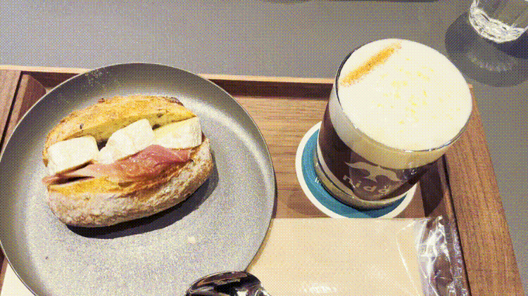 「nido 井の頭公園店」コーヒークラウド、生ハムチーズサンドGIF