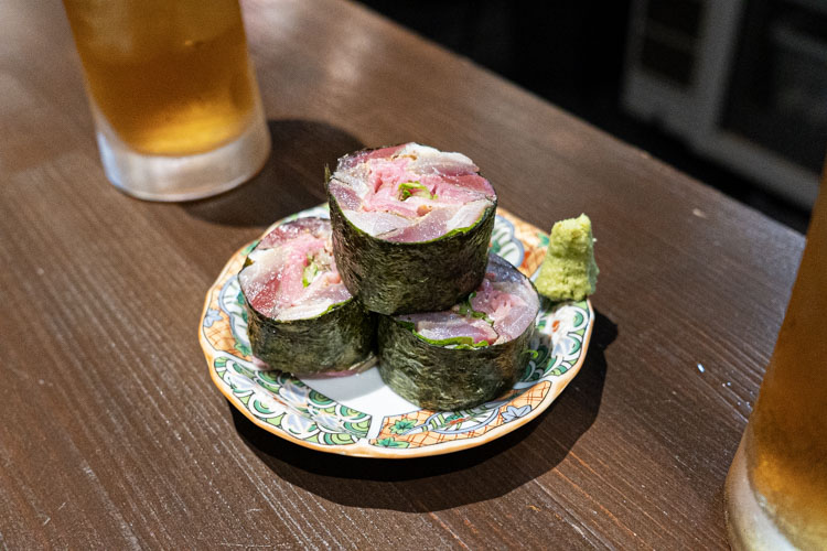 「大衆酒場だんだん。」の炙り〆鯖ガリ巻き