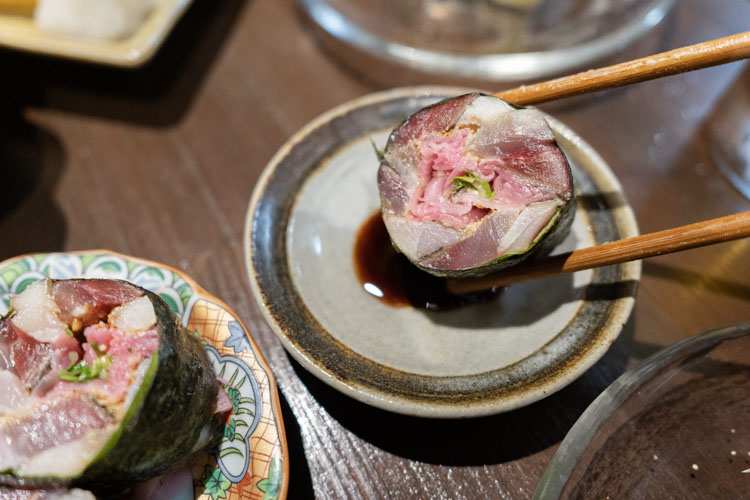 「大衆酒場だんだん。」の炙り〆鯖ガリ巻き