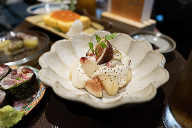 「大衆酒場だんだん。」の桃といちじく白和え