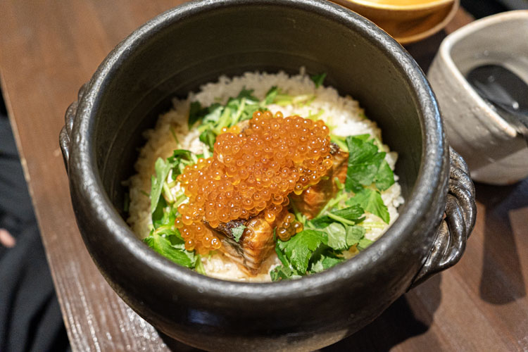 「大衆酒場だんだん。」の鮭といくら土鍋ごはん