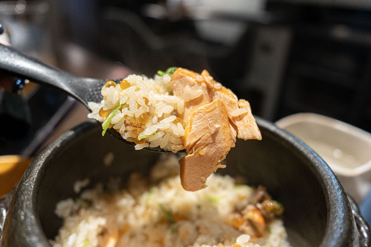 「大衆酒場だんだん。」の鮭といくら土鍋ごはん