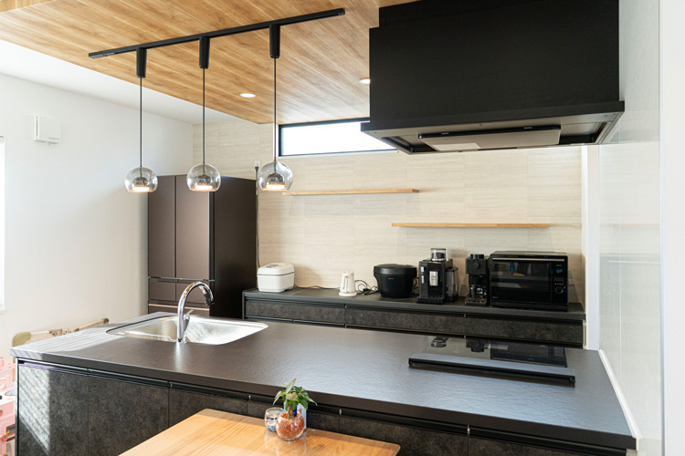 黒で統一されたキッチン