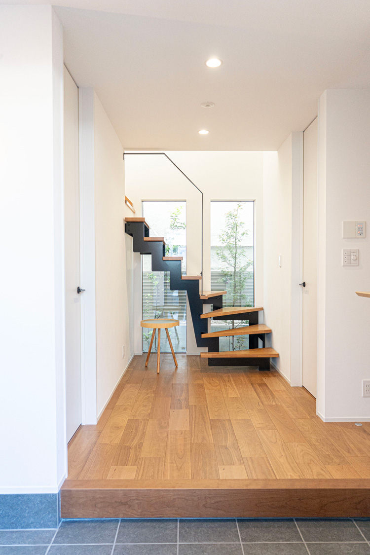 鉄と木を組み合わせたスケルトン階段