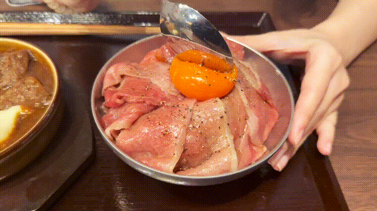 「藤波和牛厨房」の黒毛和牛リブロースすき焼めしGIF