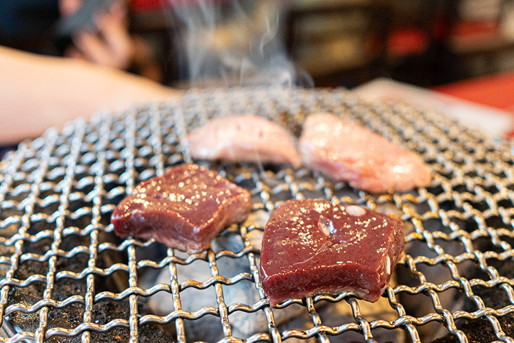 「焼肉ホルモン屋だん 吉祥寺店」の牛タンとレバー