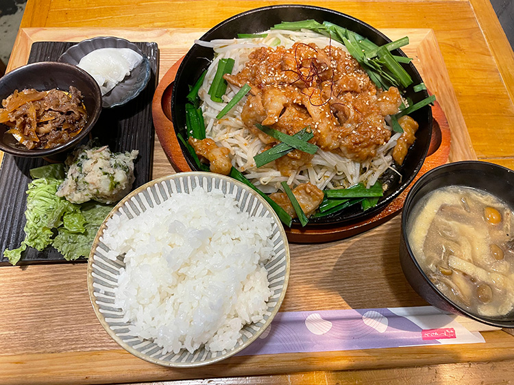 「食堂でべこ。」のぷりぷり牛モツのホルモン鉄板焼き定食