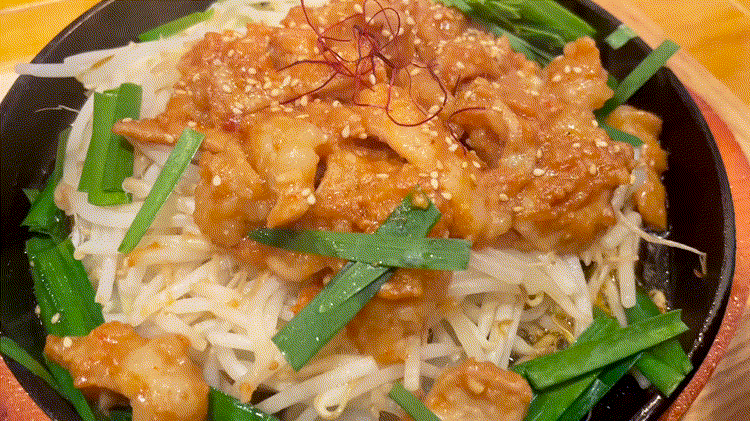 「食堂でべこ。」のぷりぷり牛モツのホルモン鉄板焼き定食GIF