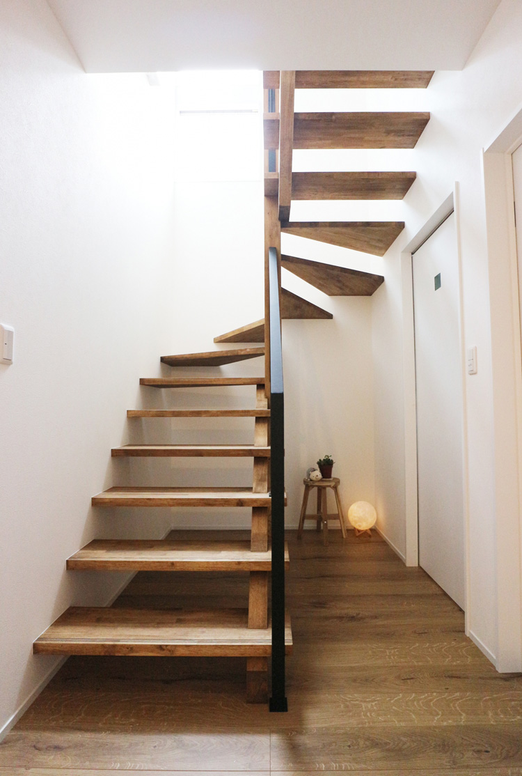 スケルトン階段のある開放的な玄関