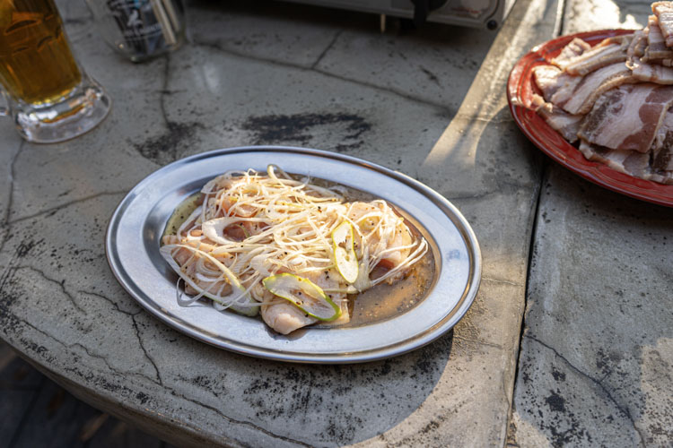 「井の頭テラス HONOO」の若鶏もも肉の一枚レモンマリネ焼き