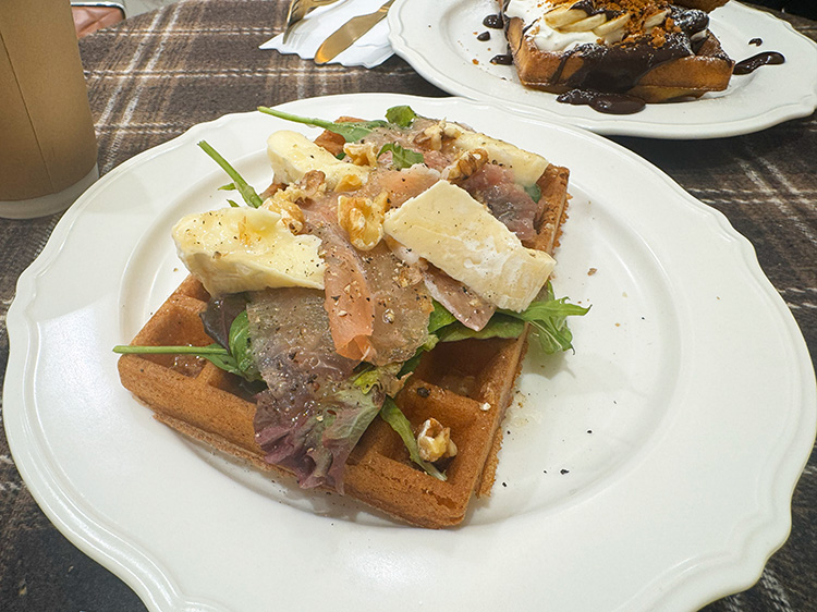 「メゾンドワッフル」の生ハとカマンベール