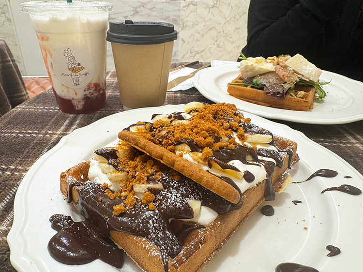「メゾンドワッフル」のチョコバナナ＆ロータス