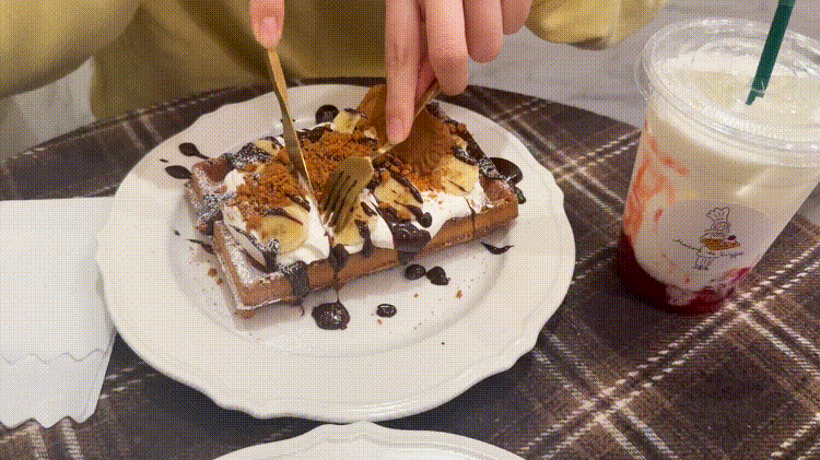 「メゾンドワッフル」のチョコバナナ＆ロータスGIF