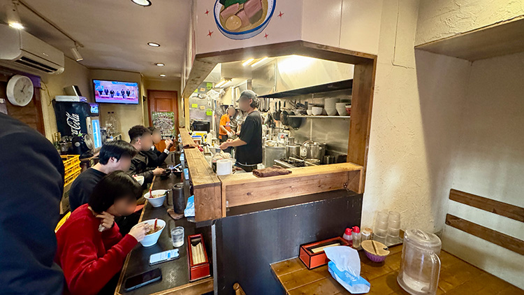「三鷹食堂 いなり」の店内