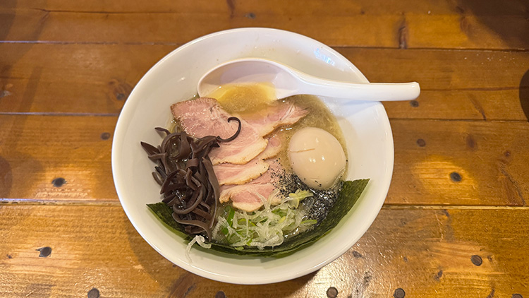 「三鷹食堂 いなり」の特製豚骨ラーメン