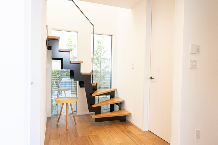 鉄と木を組み合わせたスケルトン階段