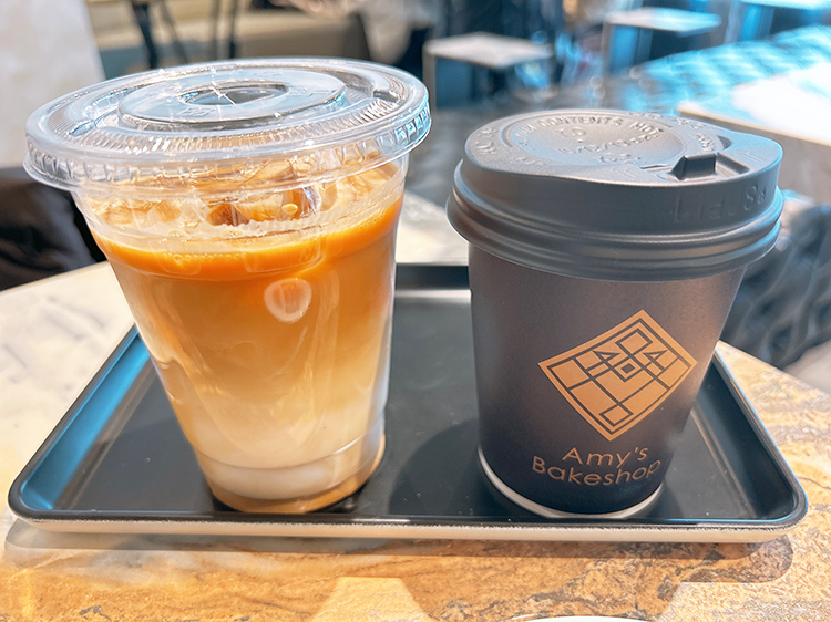 「Amy's Bakeshop」アイスカフェラテ、エイミーズブレンド
