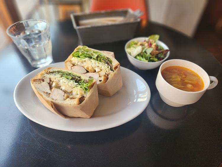 「AOLA」のグリルチキンサンドイッチ