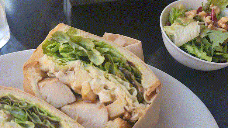 「AOLA」のグリルチキンサンドイッチGIF