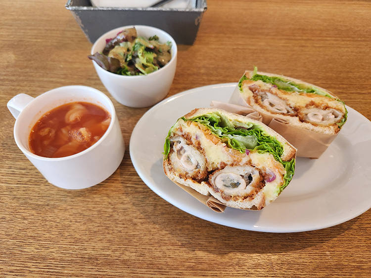 「AOLA」のブルーチーズカキフライサンドイッチ