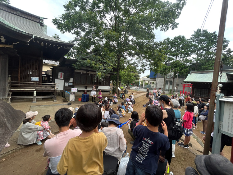 久我山稲荷神社の境内で行われるマジックショー