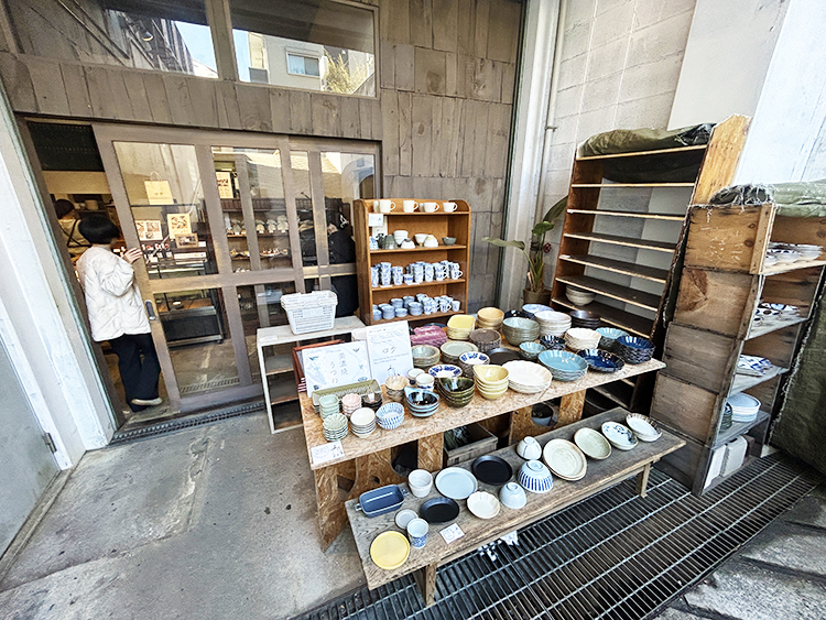 四歩の店頭の食器コーナー