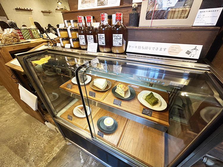 四歩のケーキショーケース