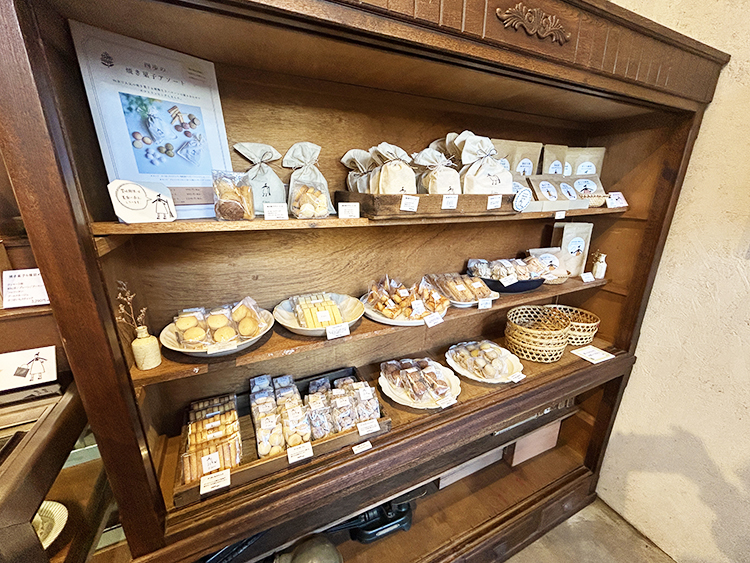 四歩の焼菓子棚