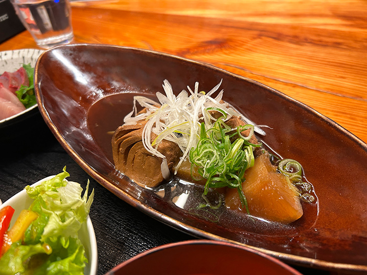 「魚猿」のブリと大根の煮付けと地魚刺身定食