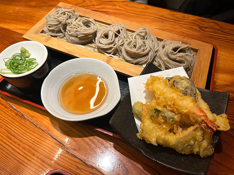 「魚猿」の天せいろ蕎麦 大盛