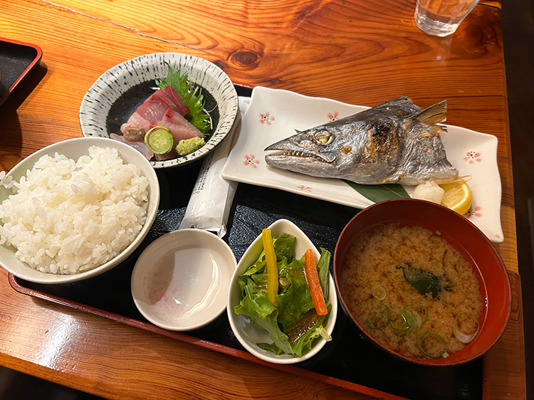 「魚猿」の希少！地魚カマの塩焼きと地魚刺身定食