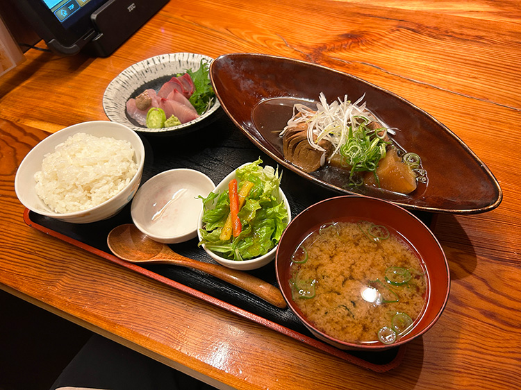 「魚猿」のブリと大根の煮付けと地魚刺身定食