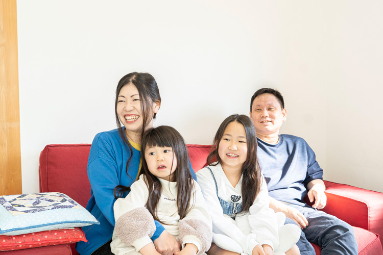 家探しのエピソードを笑顔で話す家族