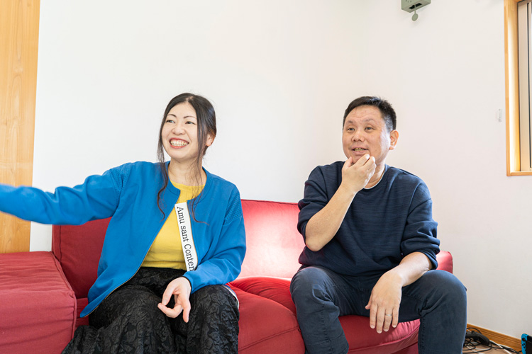 新居の住み心地を楽しそうに話すご夫婦