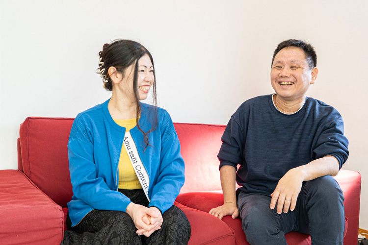 新居での暮らしを楽しそうに話すご夫婦