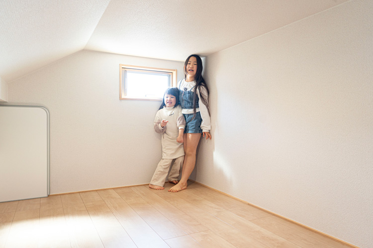 グルニエで遊ぶ子供たち