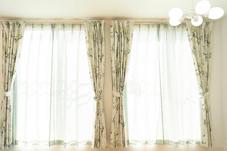 こだわったカーテンと照明