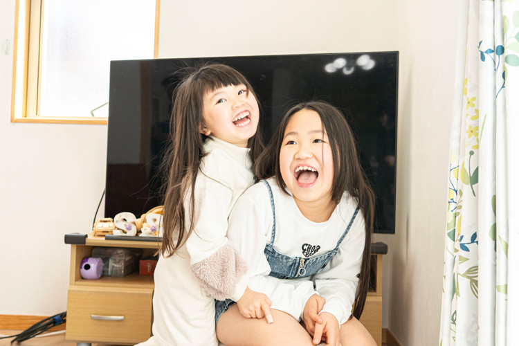 新居のリビングで笑いあう子どもたち
