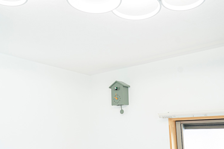 かわいい鳩時計とおしゃれな照明