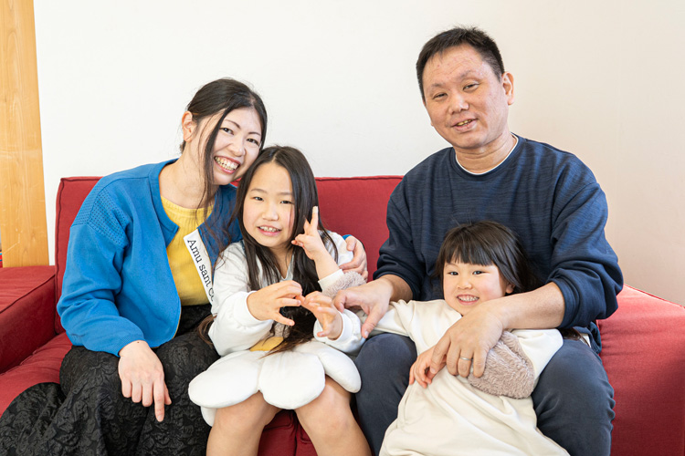 リビングで幸せそうな家族