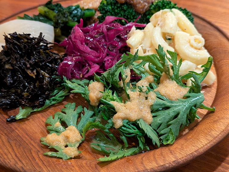 「ケヤキサカバ」のサラダ＆おばんざいプレート