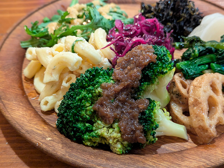 「ケヤキサカバ」のサラダ＆おばんざいプレート