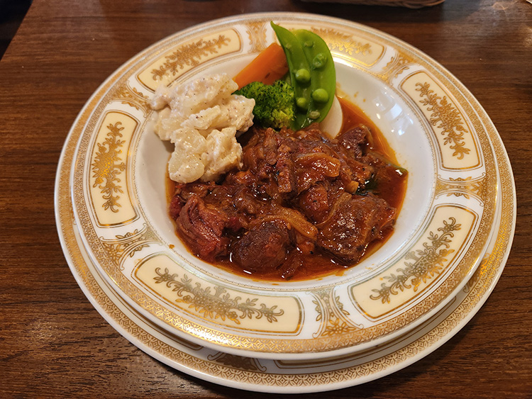 「ル・テロワール」の牛筋トマト煮込み