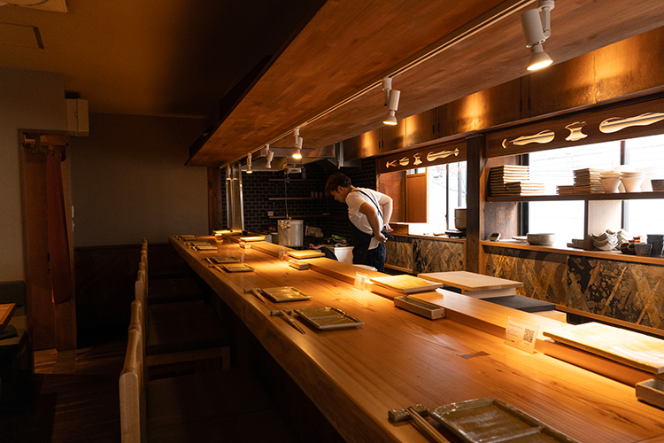 「焼鳥 七転八起」の店内