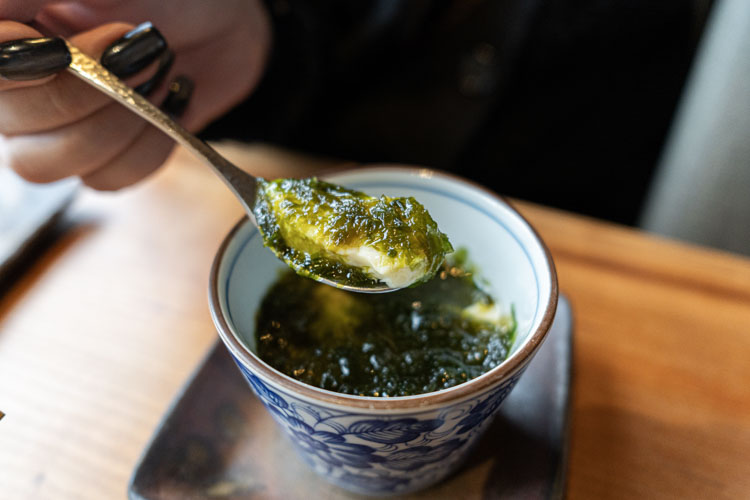 「焼鳥 七転八起」の生海苔とカチョカバロチーズの茶碗蒸し