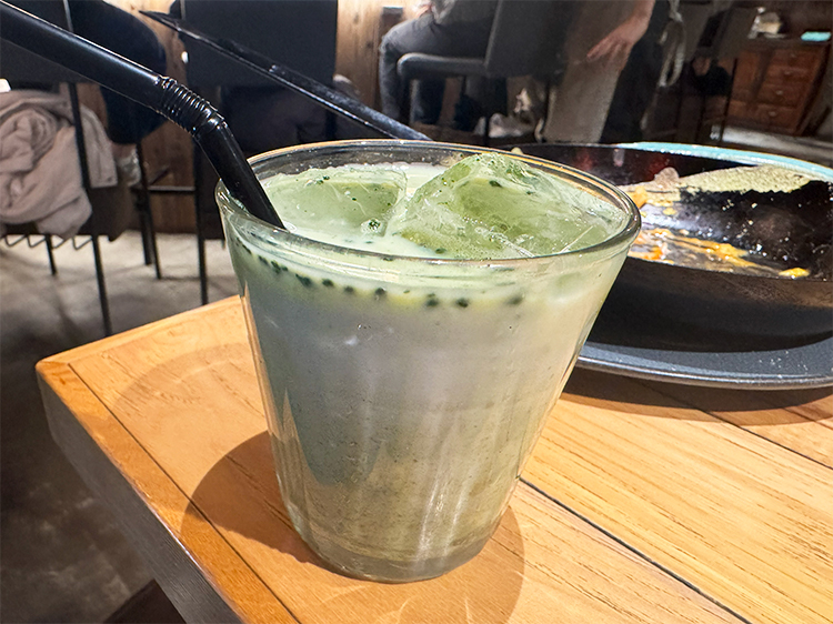 「DRAナイン」九州八女抹茶と黒糖のラテ