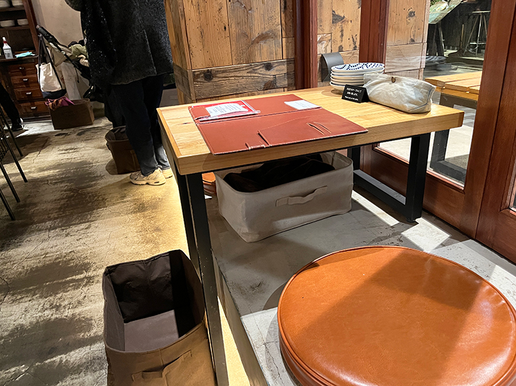 「DRAナイン」テーブル席