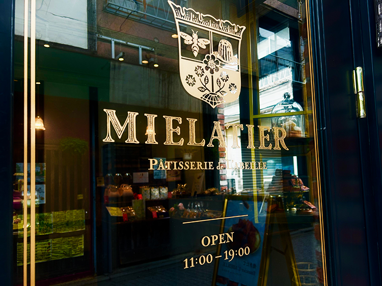 「MIELATIER」ドアの店名