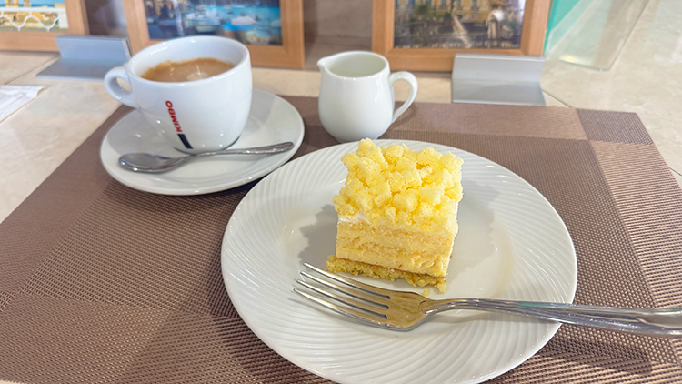 「トラットリア かおり」ミモザケーキ、コーヒー